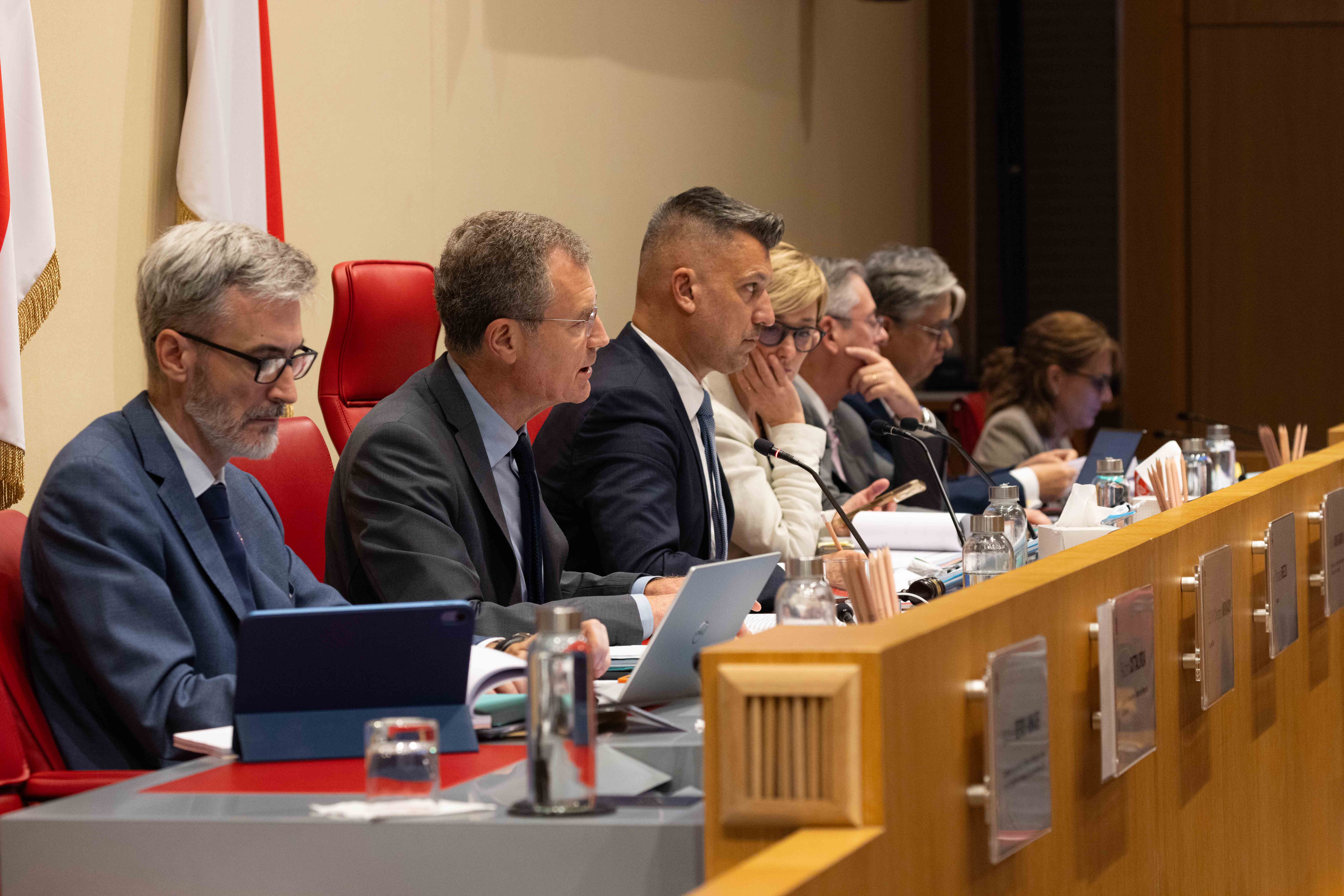 Le Conseil National de Monaco a adopté la loi n°1134 sur la protection du Rocher. Thomas Brezzo et les élus dénoncent l'immobilisme du Gouvernement sur le budget 2026.